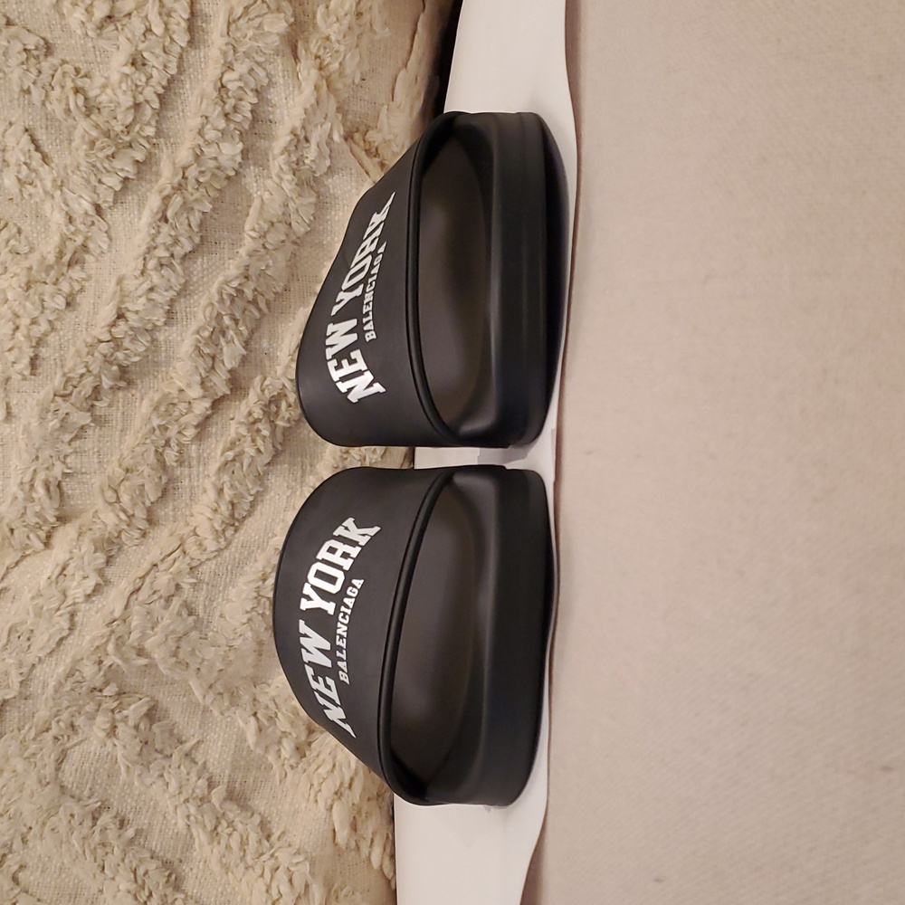 BALENCIAGA Cities New York Logo Slides - Picture 7 of 14